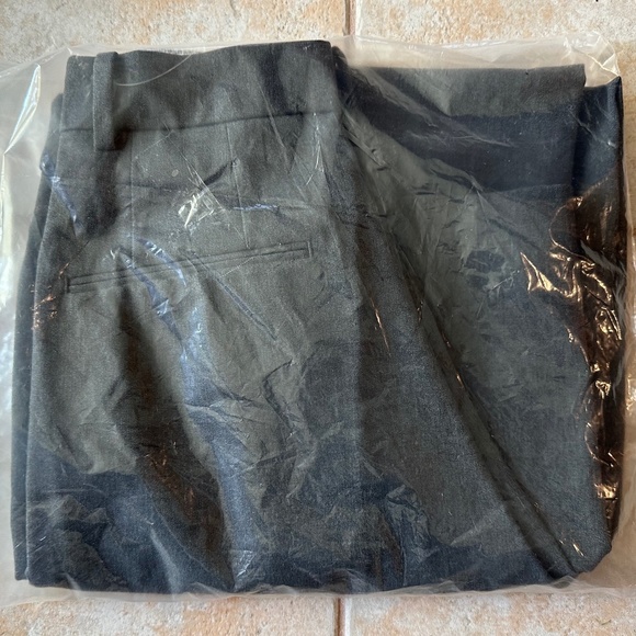 Uniqlo Wide-Fit Pleated Pants - Picture 3 of 5